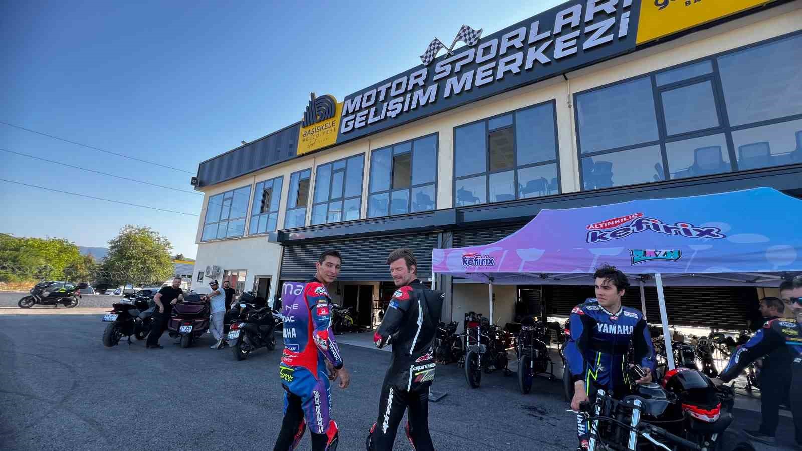 milli-motosikletciler-ve-oyuncu-kivanc-tatlitug-kocaeli-de-piste-cikti