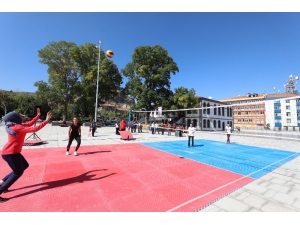 Kent Meydanında Voleybol Turnuvası