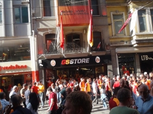 Taksim’de Derbi Öncesi Galatasaray Taraftarından Polise Tezahürat