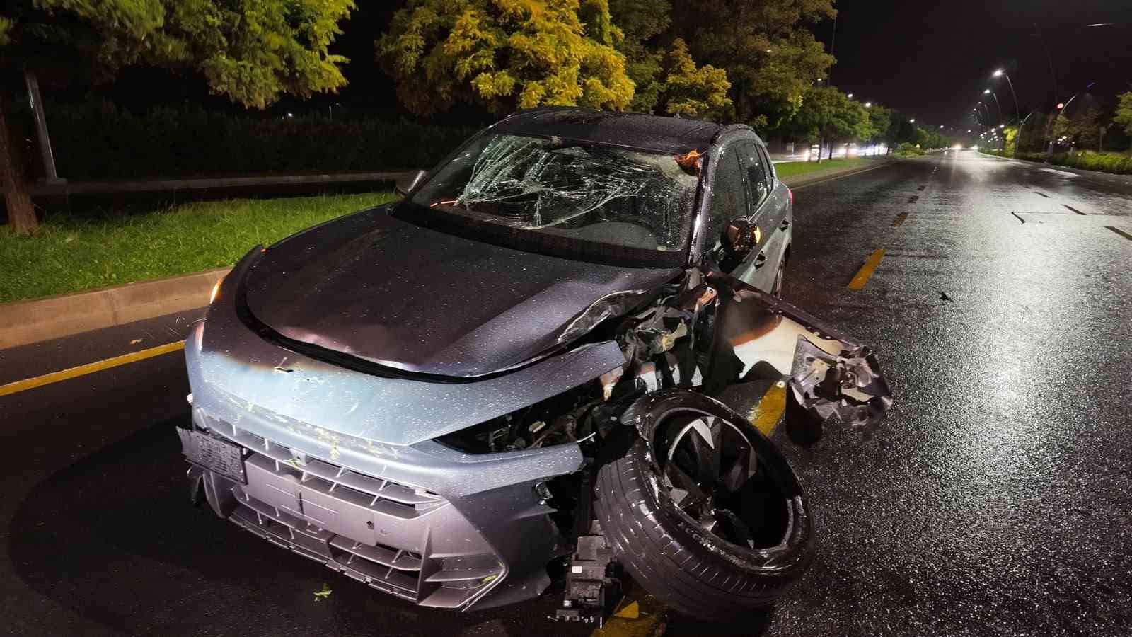 nigde-de-refuje-cikarak-agaca-carpan-suv-arac-kullanilamaz-hale-geldi