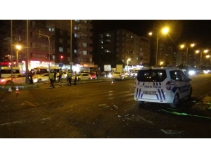 Kırmızı Işıkta Geçen Otomobil, Reklam Panosuna Uçtu: 7 Yaralı