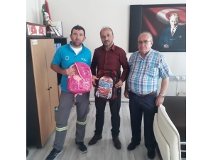 Asgari Ücretle Çalışan İşçi Her Yıl Yüzlerce Öğrencinin Yüzünü Güldürüyor