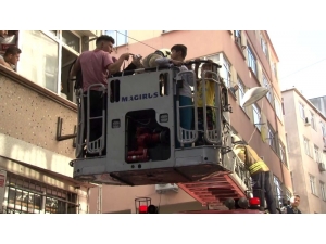 Fatih’te Bir Binanın Giriş Katında Yangın Çıktı. Yangın Nedeniyle Binayı Duman Kaplarken, Üst Katlarda Mahsur Kalan Vatandaşlar, İtfaiye Ekiplerince Kurtarıldı.