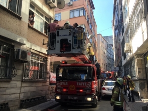 Fatih’te 5 Katlı Binada Yangın Paniği