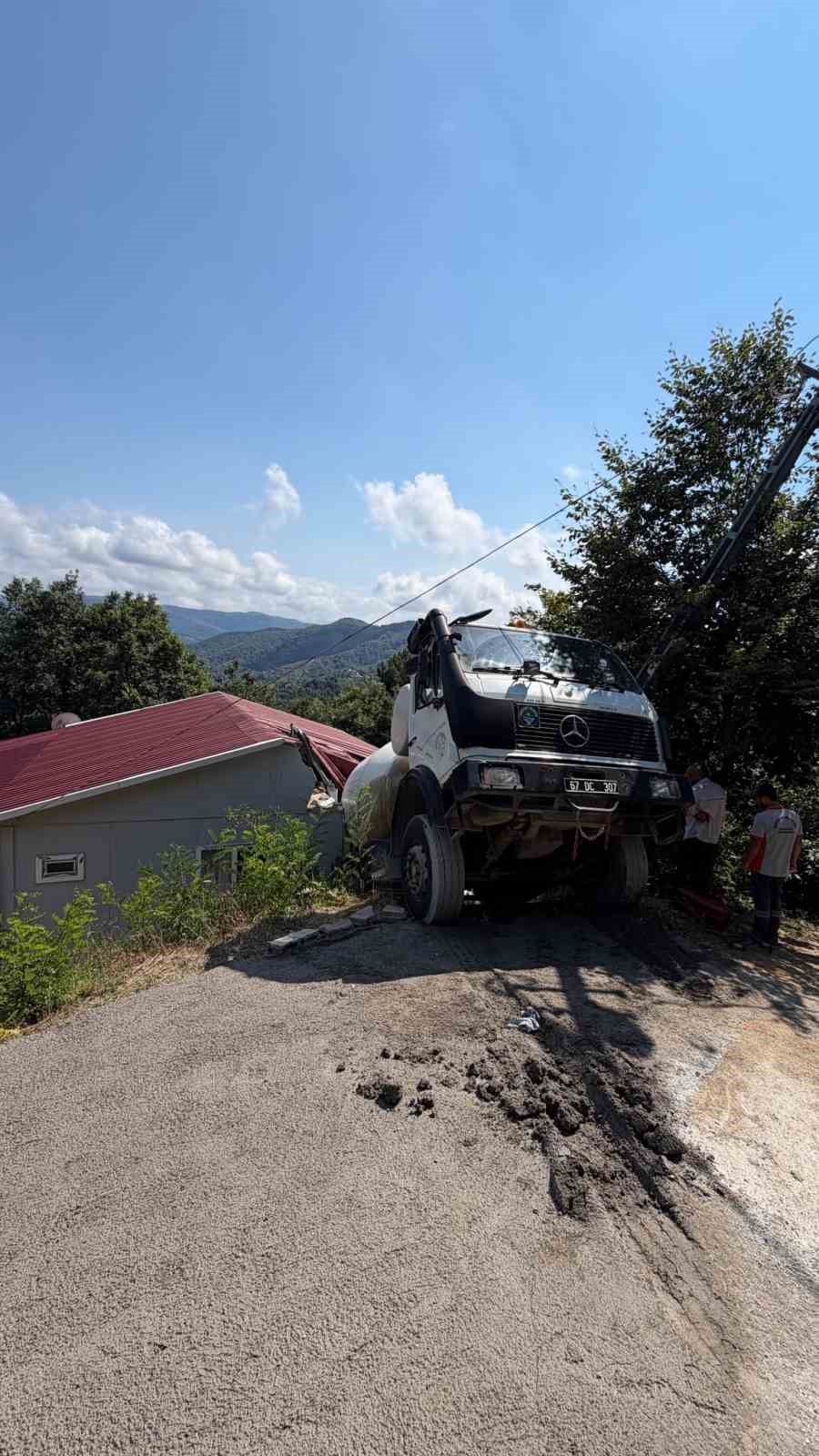 beton-mikseri-evin-catisina-dustu-faciadan-donuldu