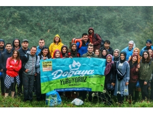 Doğa Yürüyüşüne Çıktılar, Parkurdaki Çöpleri Tek Tek Topladılar