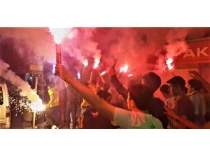 Derbi Öncesi Taraftardan Renkli Görüntüler