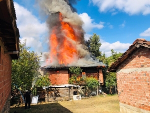 Boyabat’ta Yangında Bir Ev Kül Oldu