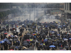 Hong Kong’da Polisten Göstericilere Plastik Mermili Müdahale