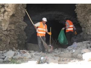 Büyükşehir Belediyesi Ekipleri, Tarihi Surların Etrafını Temizliyor