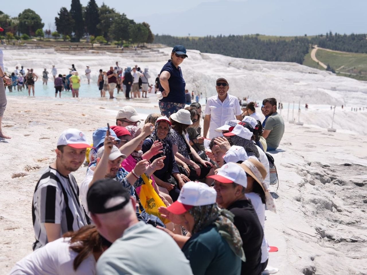 engelliler-ve-yakinlari-beyaz-cennet-pamukkale-de-bulustu