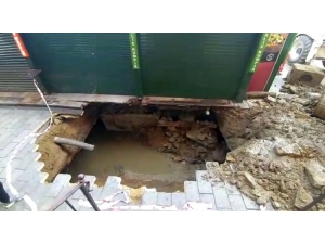 Beşiktaş Ortaköy’de Henüz Bilinmeyen Bir Nedenle Yolda Çökme Meydana Geldi. İhbar Üzerine Olay Yerine Gelen Beşiktaş Belediyesi Ekipleri, Çalışma Başlattı.