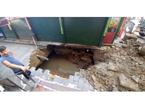 Beşiktaş Kumpirciler Çarşısı’nda Yol Çöktü