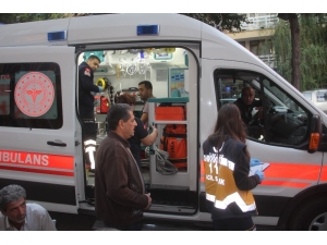 Elazığ’da 8 Katlı Binadan Kopan Beton Parçalar 2 Kişiyi Yaraladı