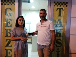 Taksi Şoförü Bulduğu Para Ve Cüzdanı Sahibine Ulaştırdı