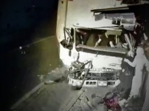 5 Kişiye Çarpıp Markete Giren Kamyonun Kazası Kamerada