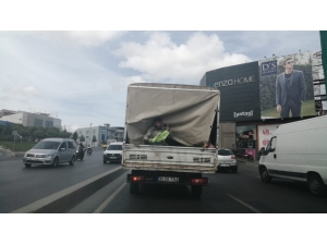 Kamyonet Kasasındaki Şahsın Tehlikeli Dansı Kamerada