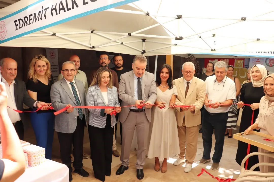 edremit-te-kursiyerlerin-el-emegi-goz-nuru-urunleri-sergilendi