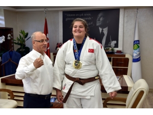 Başkan Kayda, Hilal Öztürk’ü Tebrik Etti