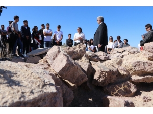 Asü Arkeoloji Öğrencileri, İlk Dersi Güvercinkayası’nda Uygulamalı Olarak İşledi