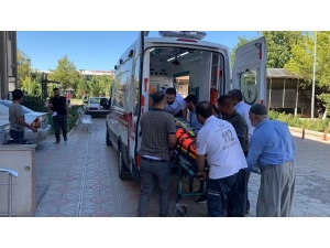 Traktör İle Motosiklet Çarpıştı: 2 Yaralı