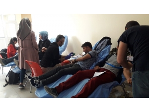 Kafkas Üniversitesi Öğrencilerinden Kızılay’a Kan Bağışı