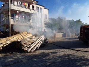 Kereste Yangını Büyümeden Söndürüldü