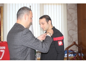 Başkan Alan Antrenör Ve Sporcuyu Altınla Ödüllendirdi