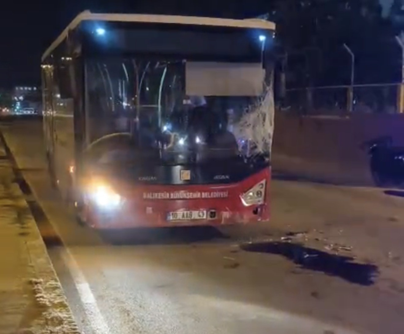 bandirma-da-ters-yondeki-otobus-motosikletle-carpisti-17-yasindaki-surucu-yaralandi