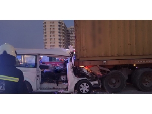 Dubai’de İşçileri Taşıyan Minibüs Kamyona Çarptı: 8 Ölü, 6 Yaralı