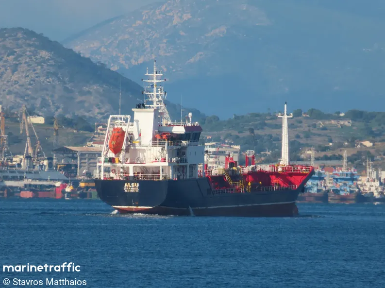 silivri-aciklarinda-iki-ticari-gemi-carpisti-10-personelden-haber-alinamiyor