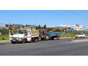 Kamyonetler Çarpıştı: 1 Yaralı