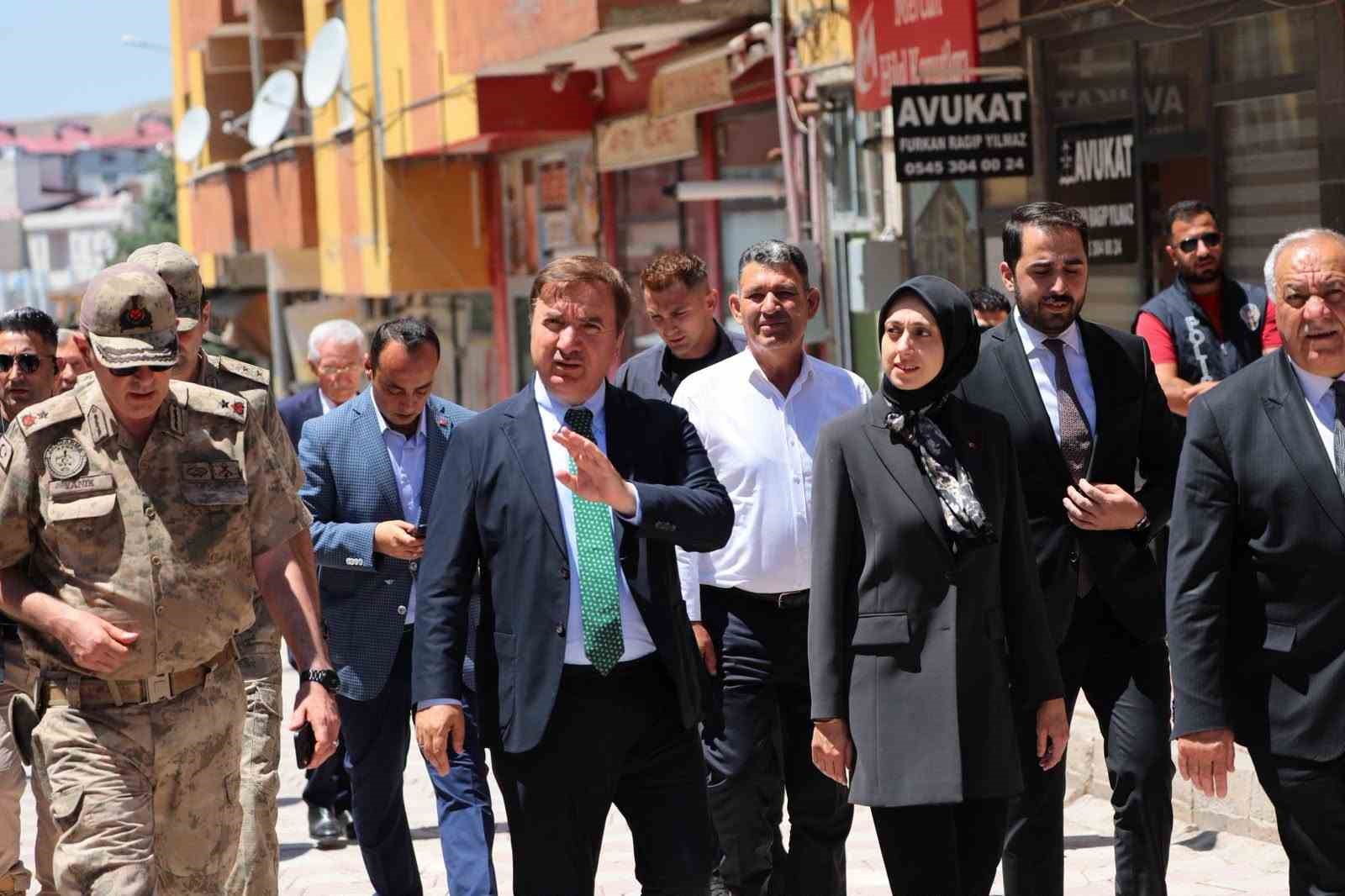 vali-aydogdu-tercan-da-vatandaslar-ve-esnafla-bulustu