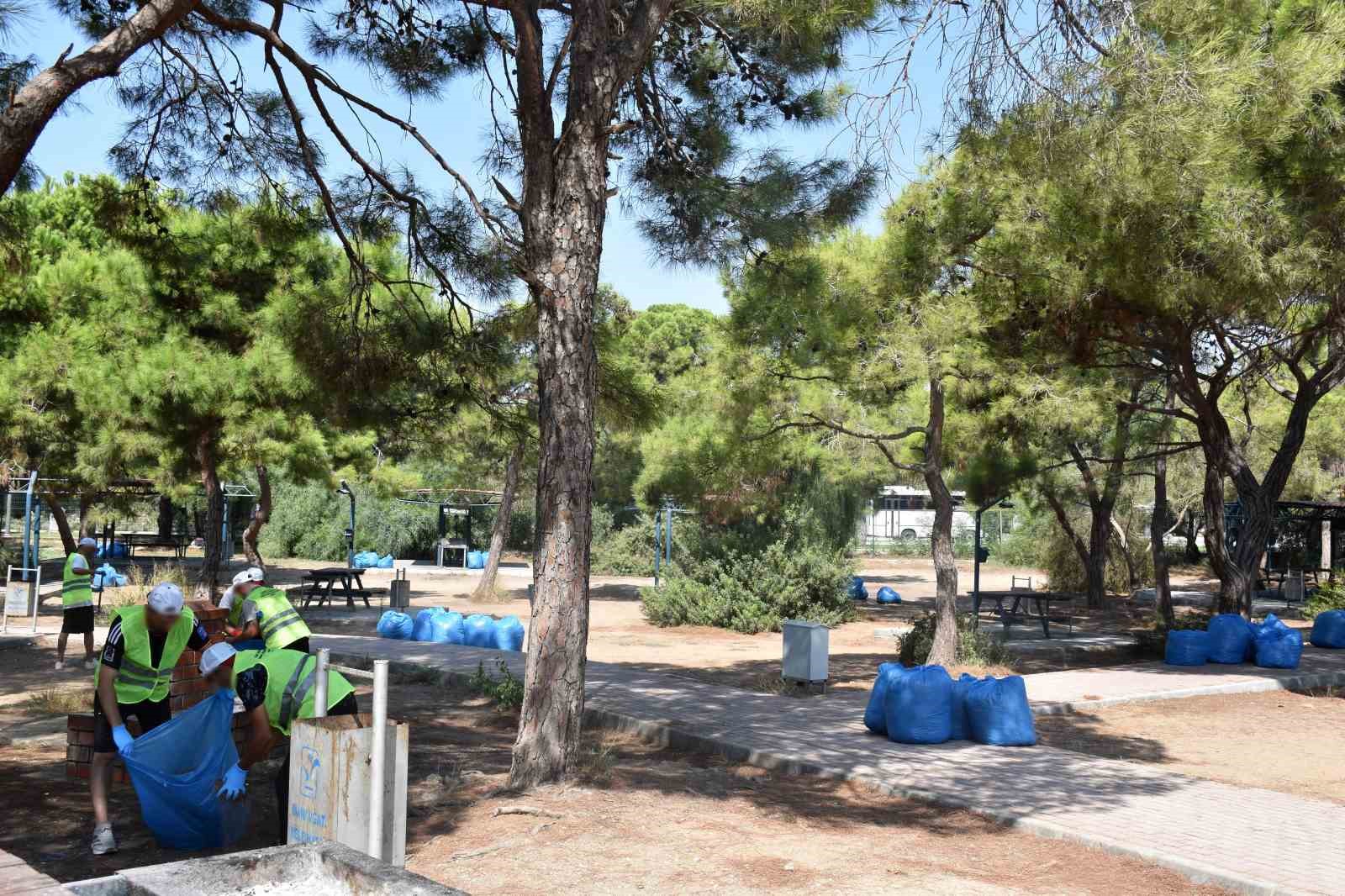 manavgat-ta-hukumluler-sahilde-cevre-temizligi-ve-duzenleme-calismasi-yapti