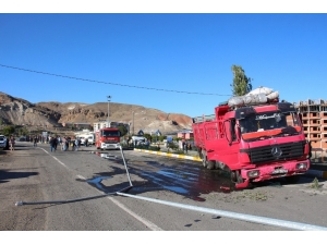 Kamyon İle Öğrenci Servisi Çarpıştı: 3 Yaralı