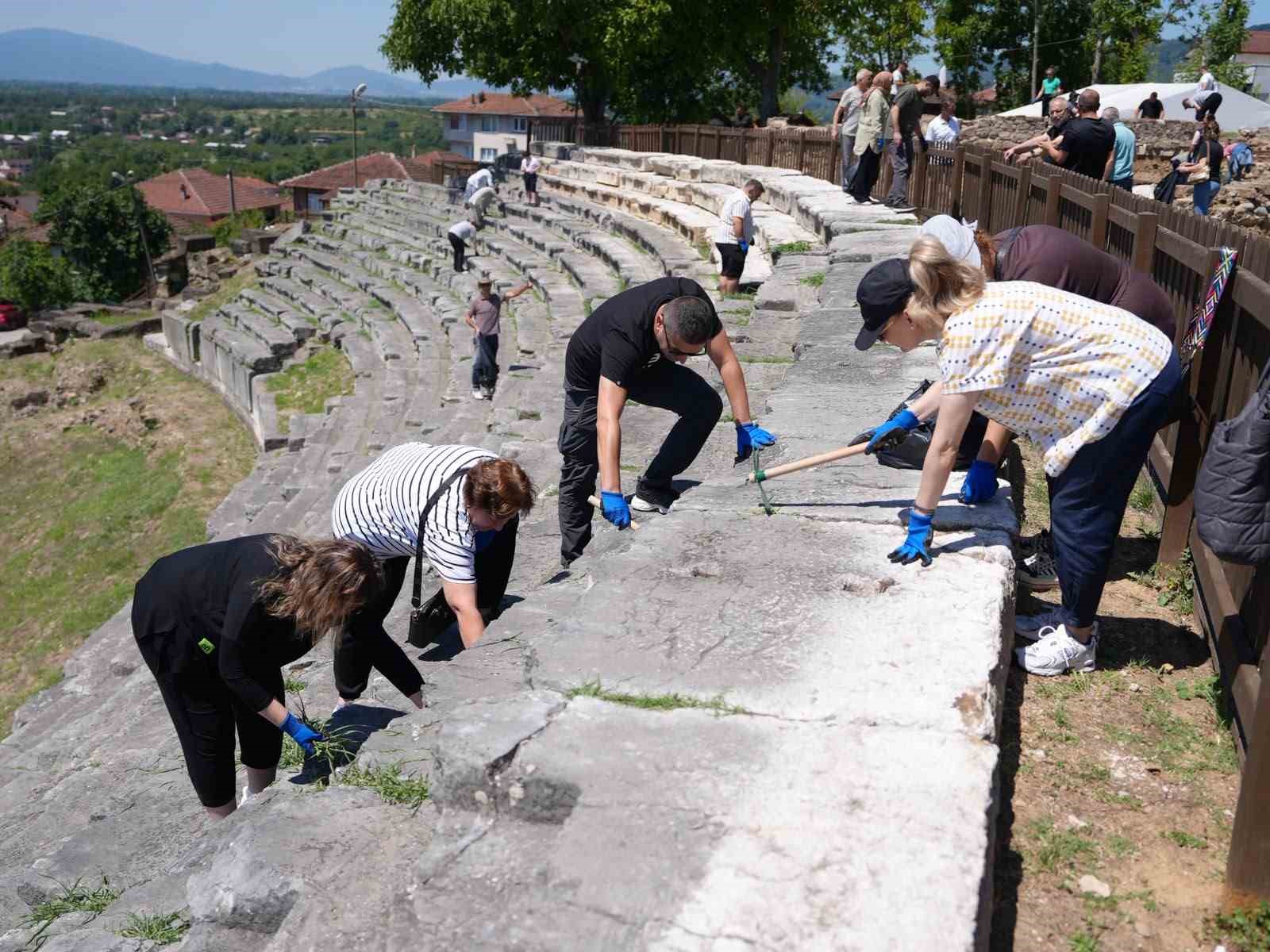 konuralp-antik-tiyatro-restorasyona-hazirlaniyor