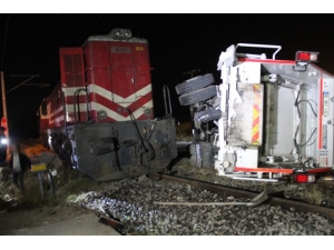 Lokomotif Çöp Kamyonuna Çarptı: 3 Yaralı