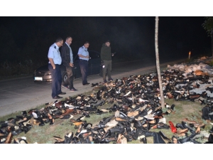 Yol Kenarına Atılmış Ayakkabılar Polisi Ve Zabıta Ekiplerini Alarma Geçirdi