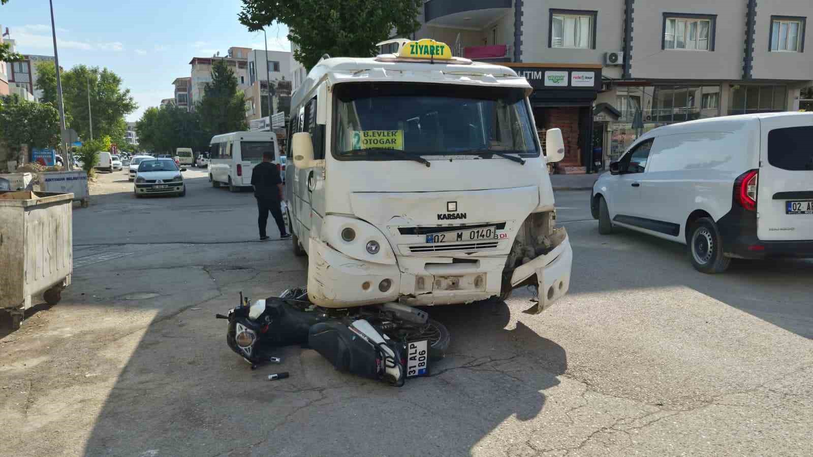 motosiklet-ile-sehir-ici-minibus-carpisti-1-yarali