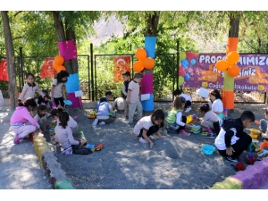 Minik Öğrenciler Kum Havuzunda Paylaşmayı Öğreniyor