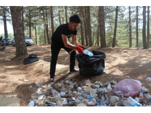 Piknik Alanını Kirli Gördüler, Torbalarla Çöp Topladılar