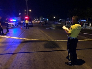 Vicdansız Sürücü Başka Bir Aracın Çarpıp Yola Düşürdüğü Yayanın Üzerinden Geçti