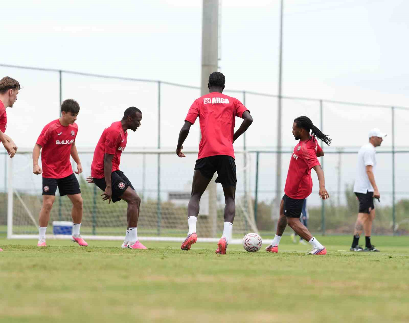 corum-fk-nin-antalya-kampi-suruyor