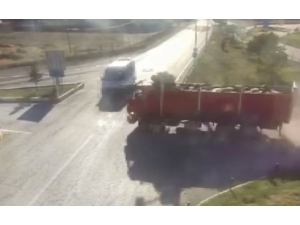 Öğrenci Servisi İle Kamyonun Çarpıştığı Feci Kaza Kamerada