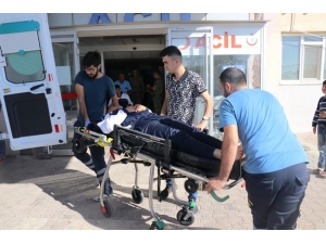 Sınırda Devriye Atan Askeri Araç Şarampole Devrildi: 2 Asker Yaralı