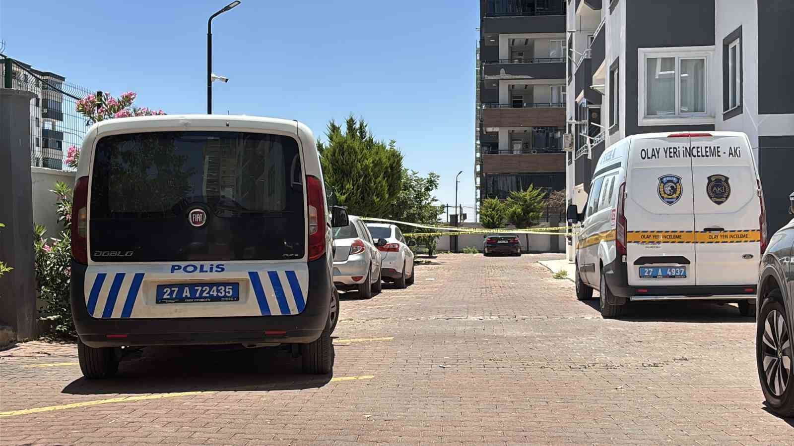 kucagina-aldigi-cocuguyla-8-inci-kattan-atladi-anne-oldu-cocuk-agir-yaralandi