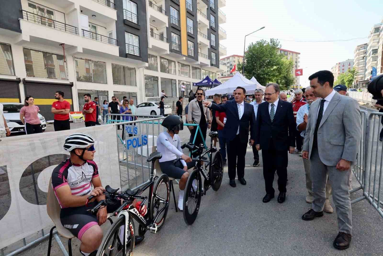 siirt-te-turkiye-yol-bisikleti-sampiyonasi-heyecani-basladi