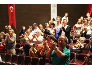 Tek Kişilik Oyun ‘Külahıma Anlat’ Maltepe’de Ayakta Alkışlandı