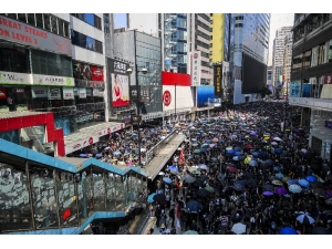 Hong Kong’da Protestocular Çin’in Yıl Dönümünde Sokaklarda
