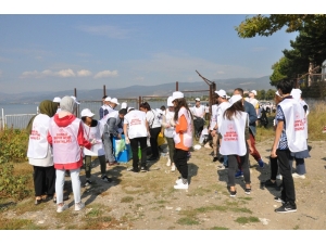 Çocuklar İznik Sahilini Temizledi